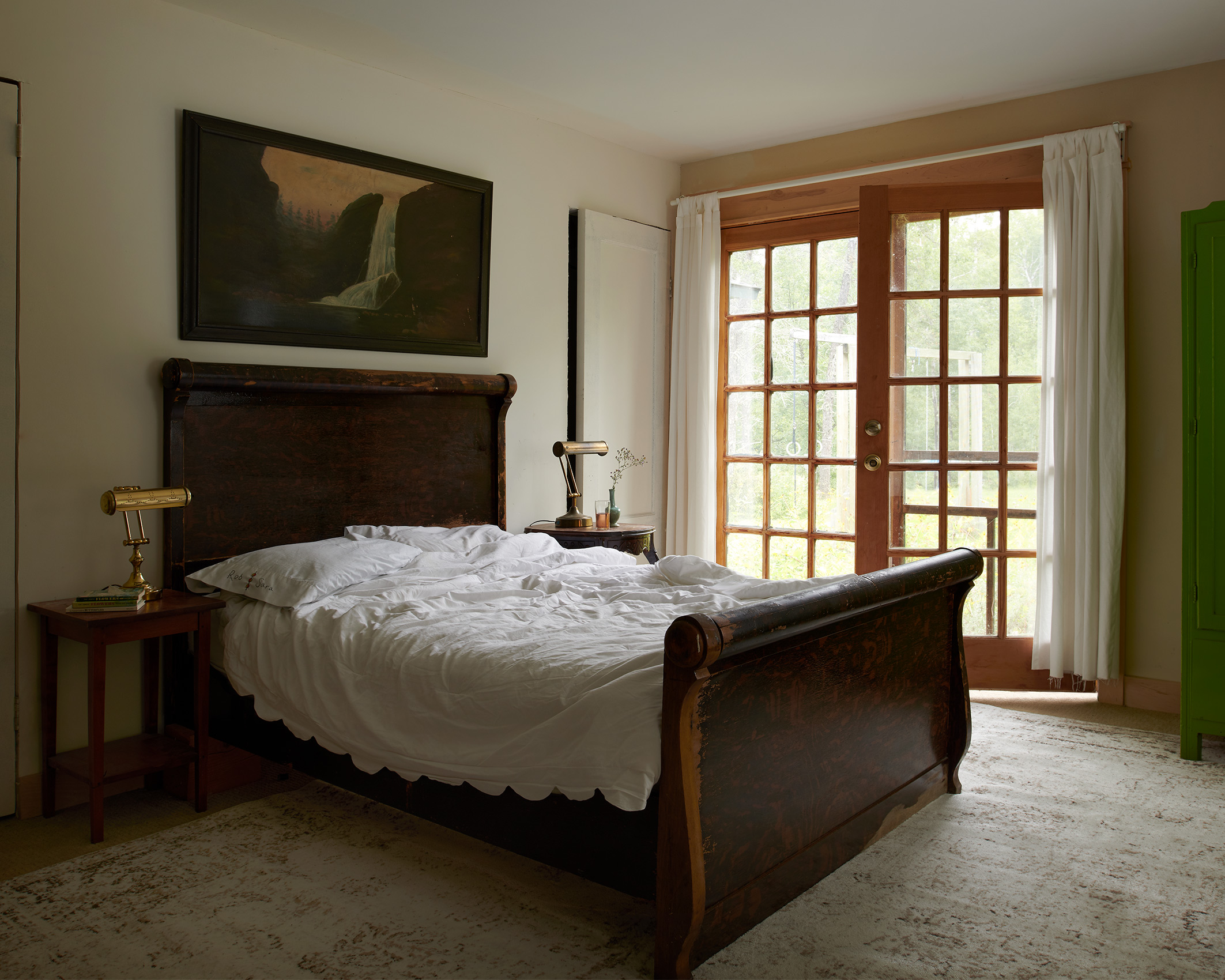 2019_08_31_HouseInTheWoods_MasterBedroom_01_B